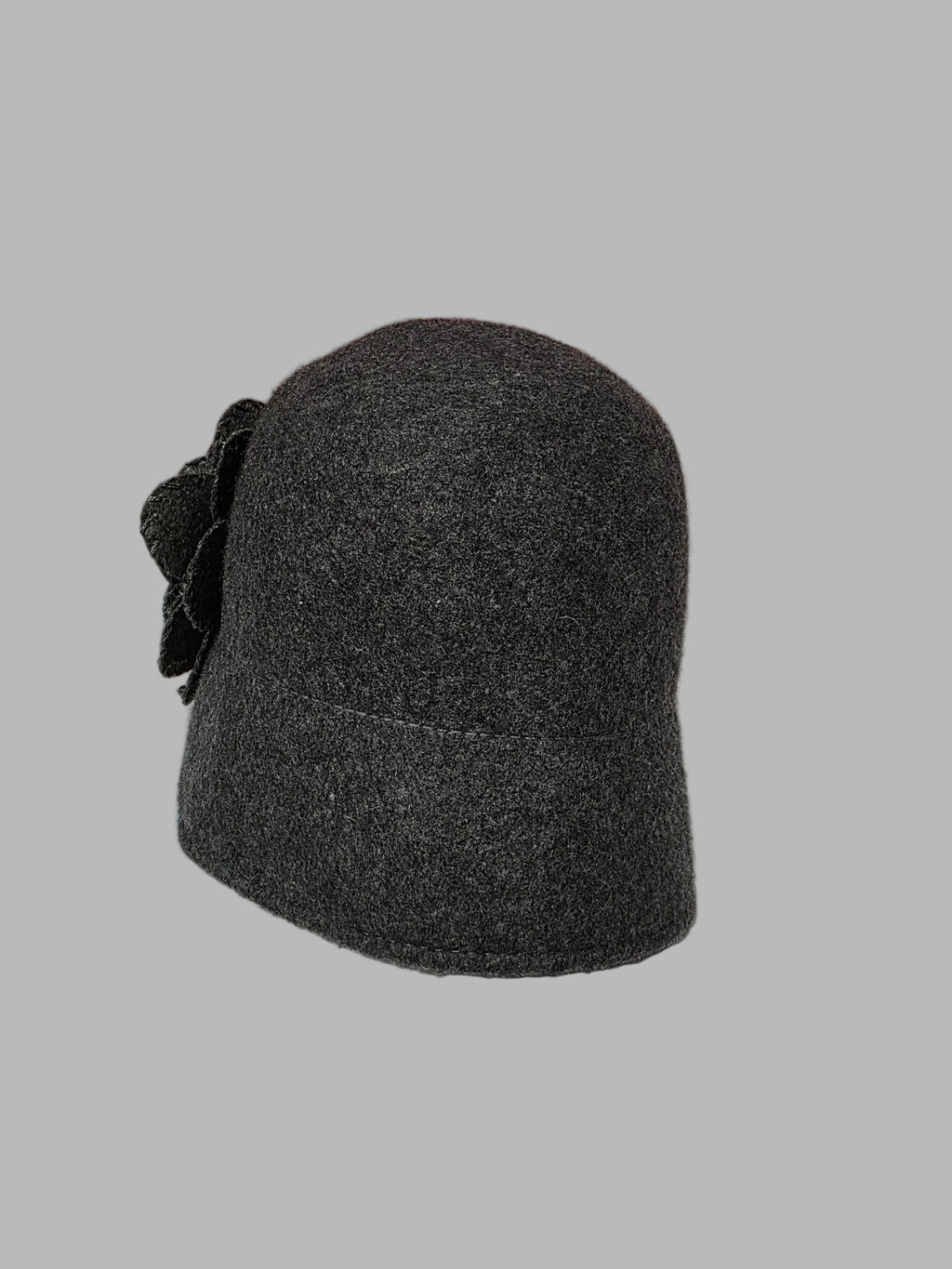 Gorro gris oscuro estilo cloché