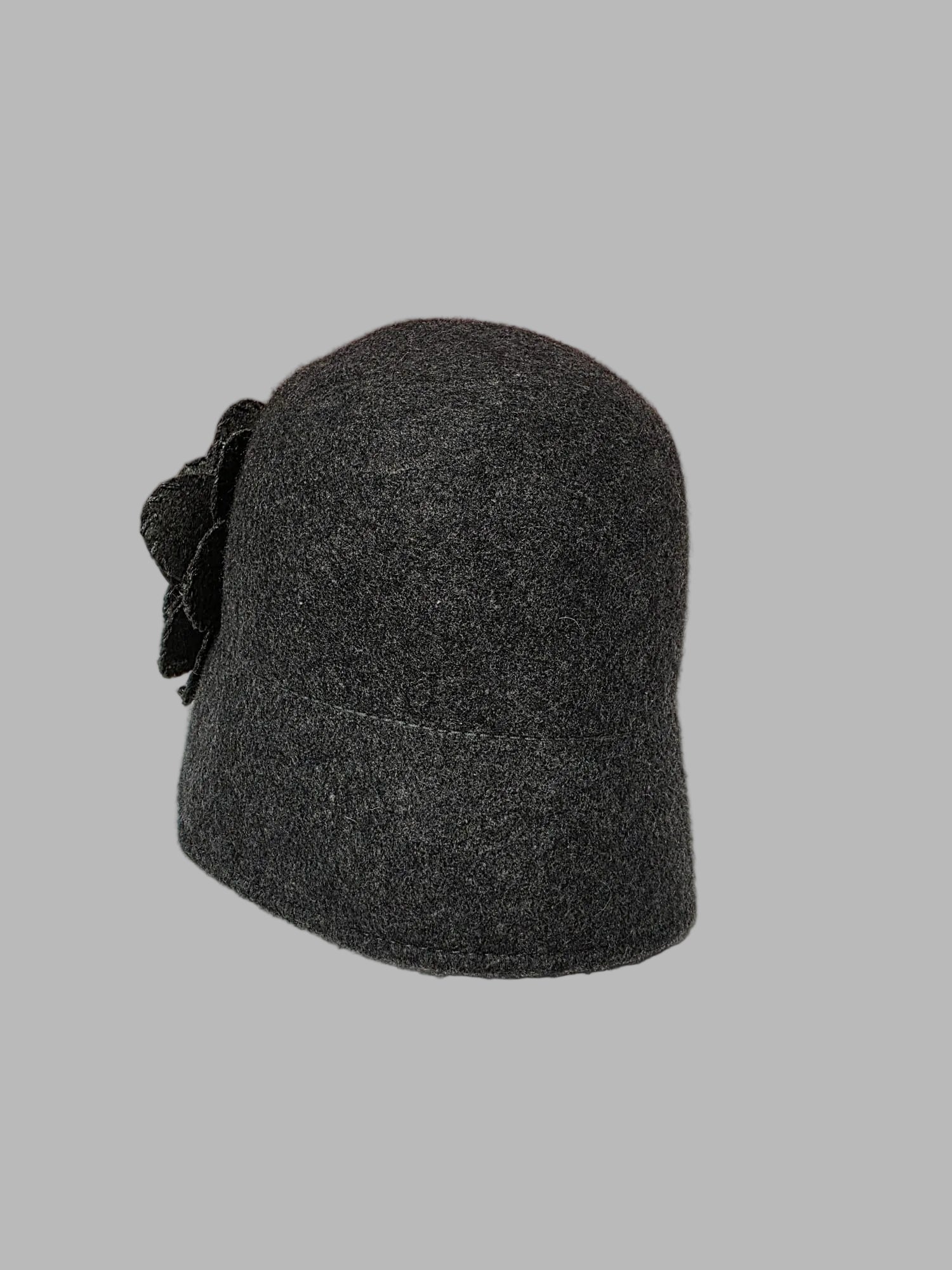 Gorro gris oscuro estilo cloché