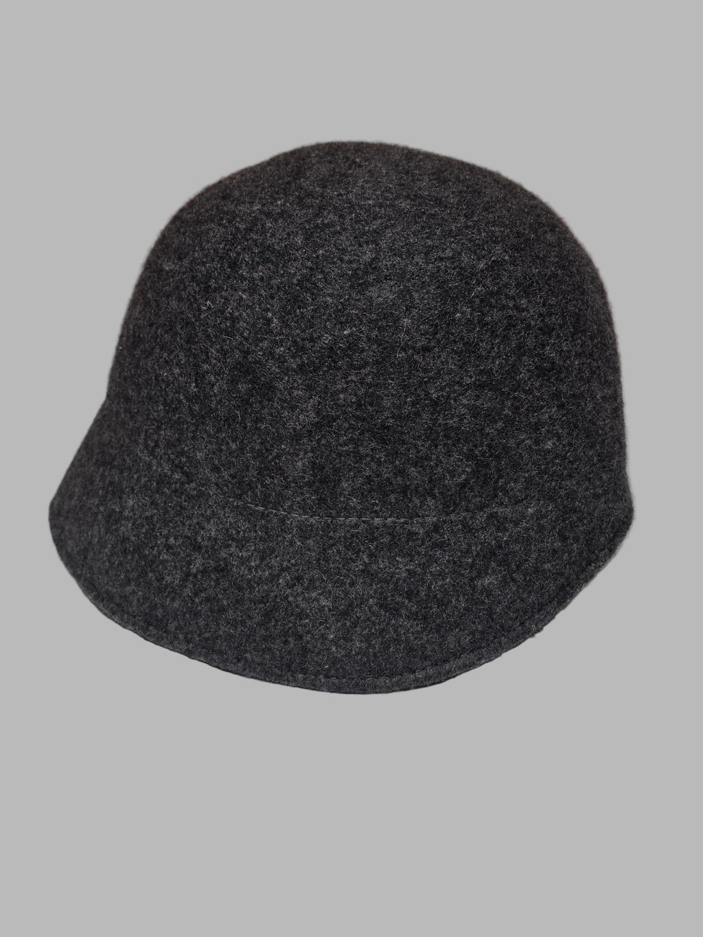 Gorro gris oscuro estilo cloché