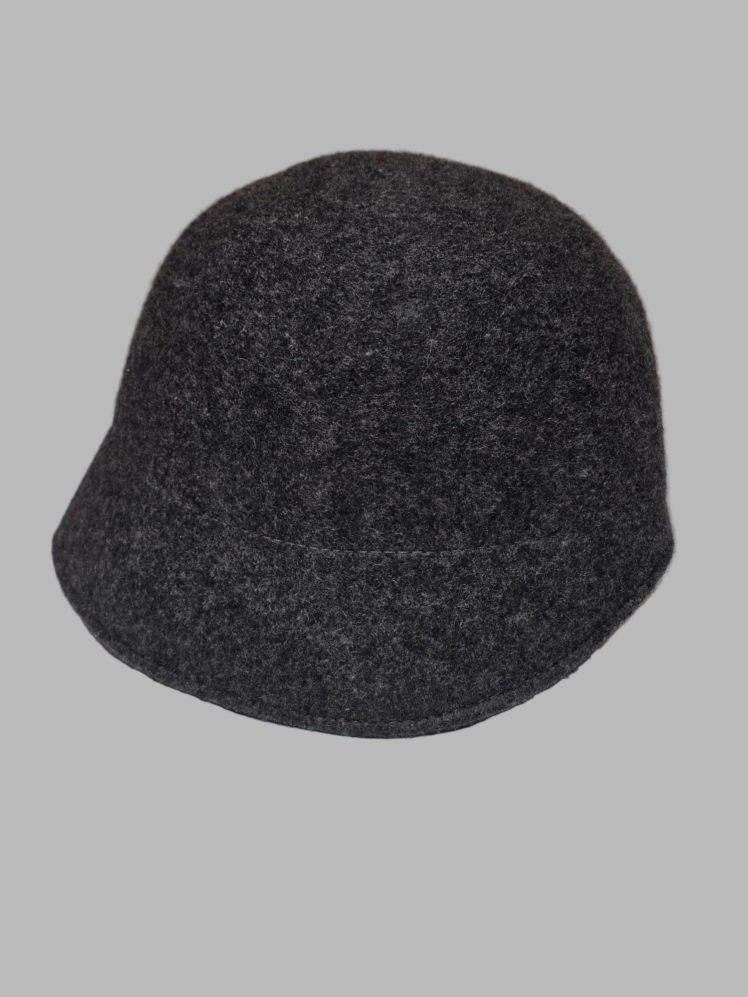 Gorro gris oscuro estilo cloché