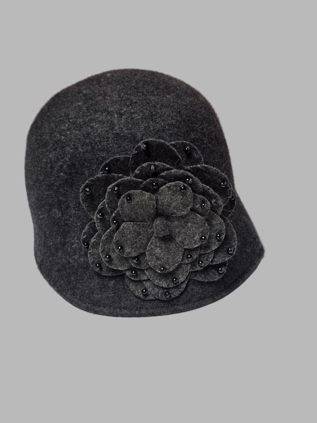 Gorro gris oscuro estilo cloché