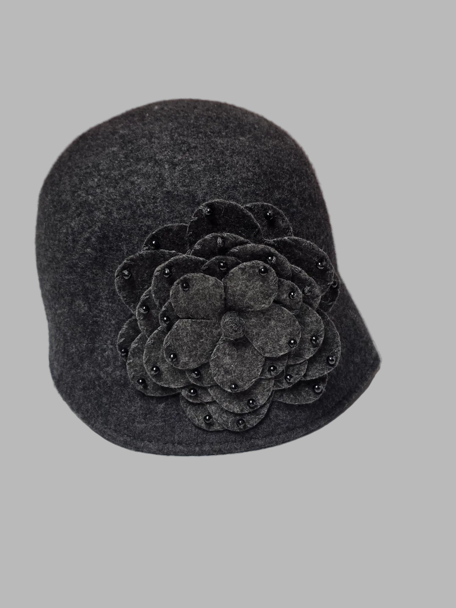 Gorro gris oscuro estilo cloché