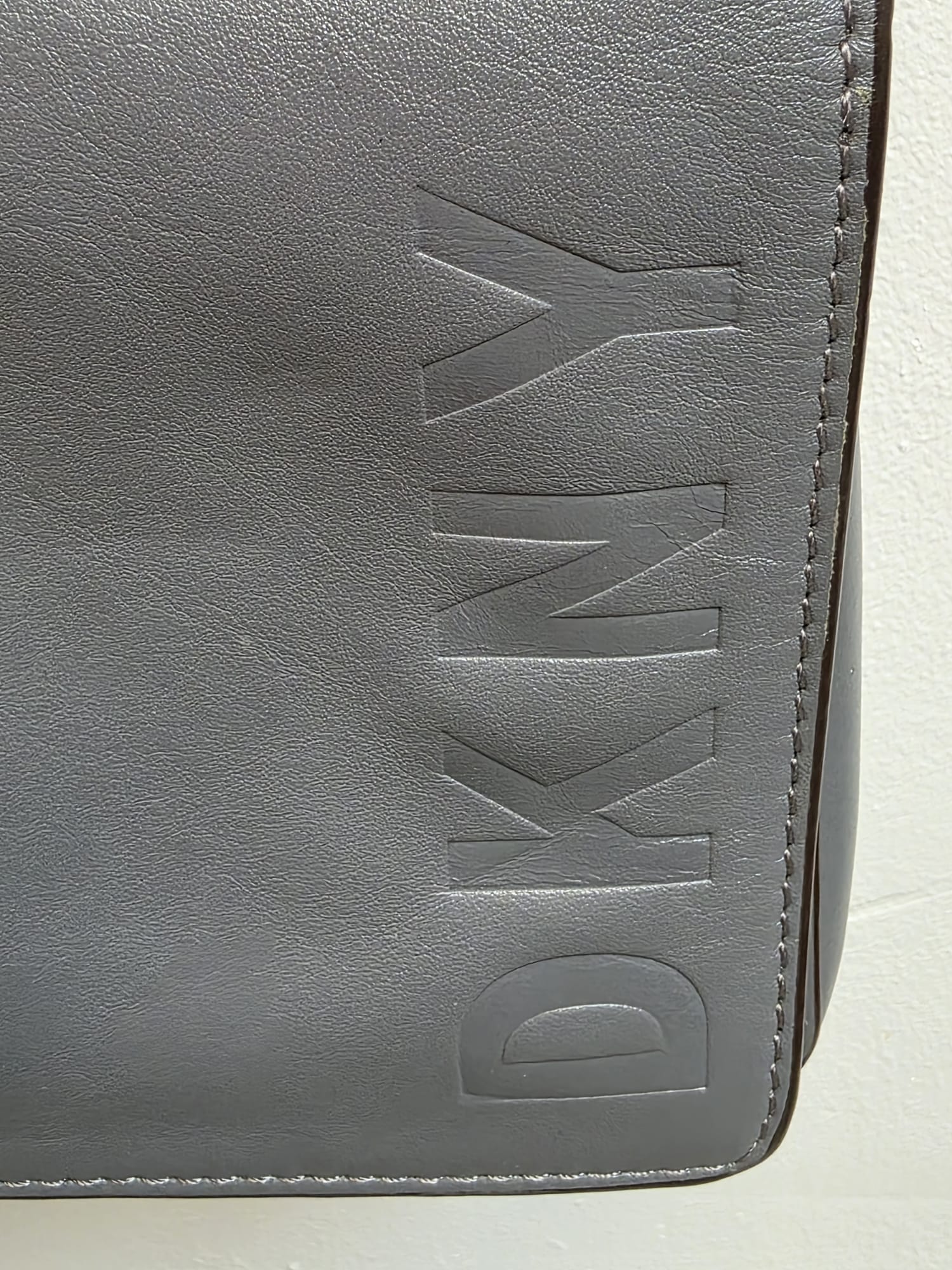 Bolso hombro gris de DKNY