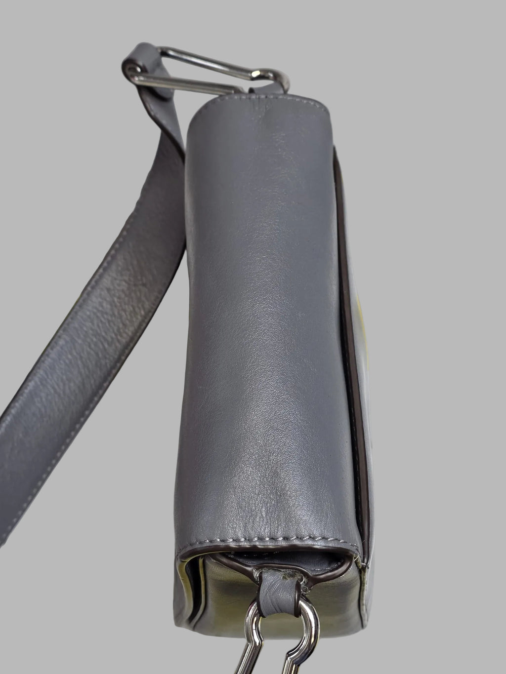 Bolso hombro gris de DKNY