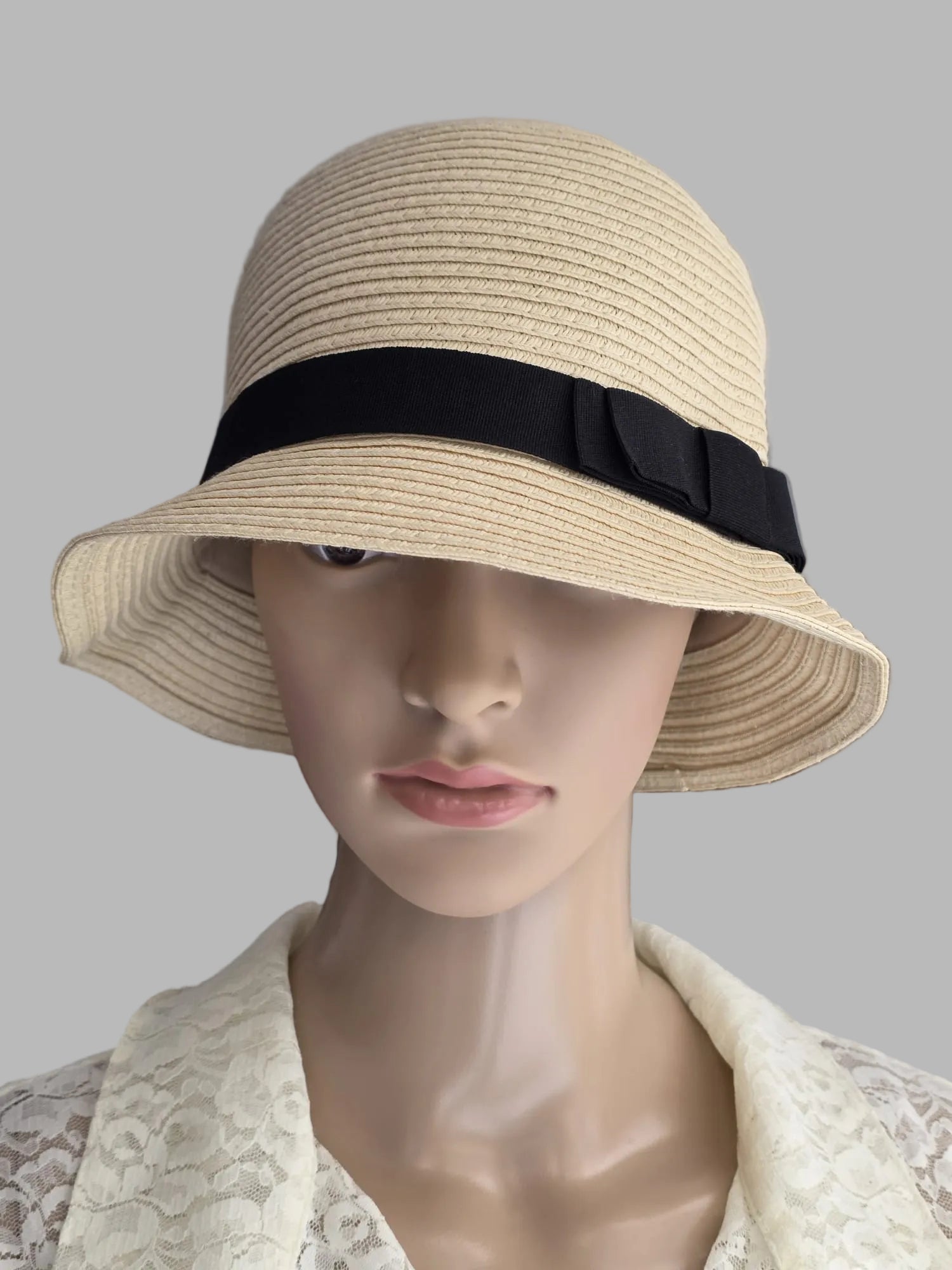 Sombrero estilo cloche de paja papel