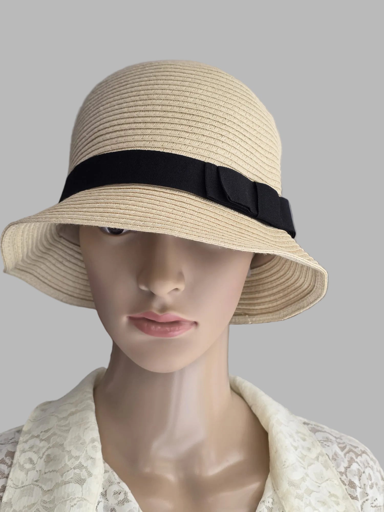 Sombrero estilo cloche de paja papel