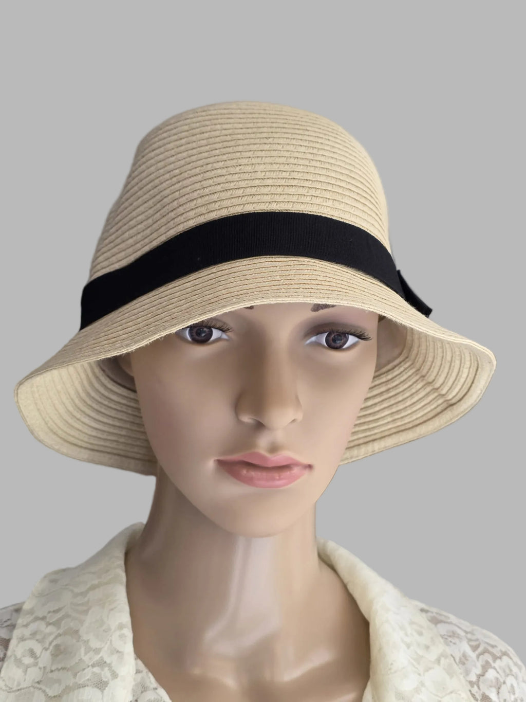 Sombrero estilo cloche de paja papel