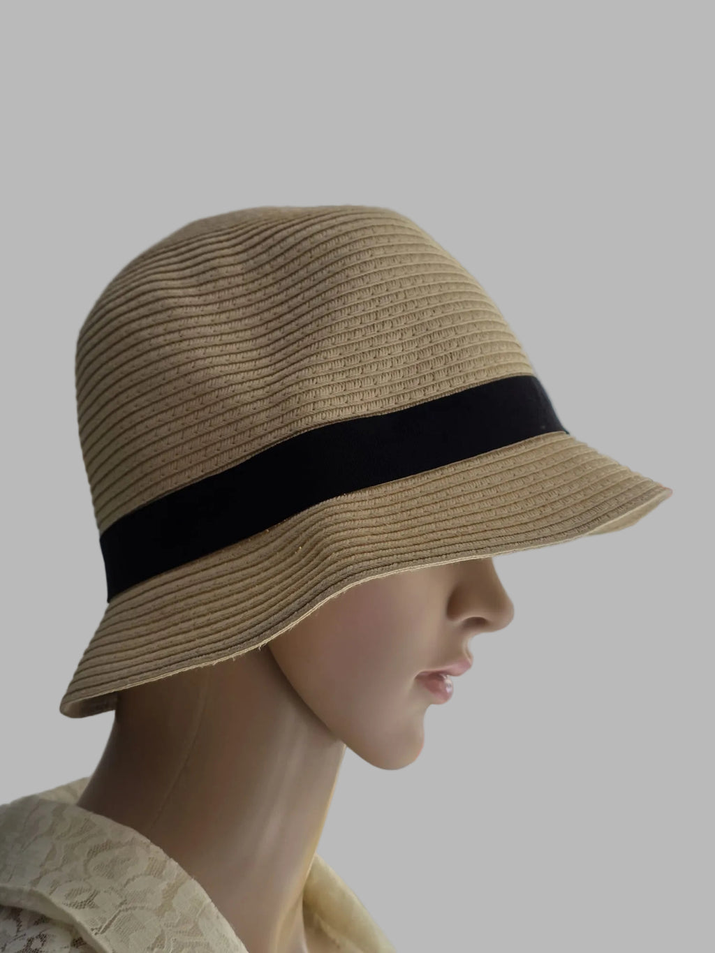 Sombrero estilo cloche de paja papel