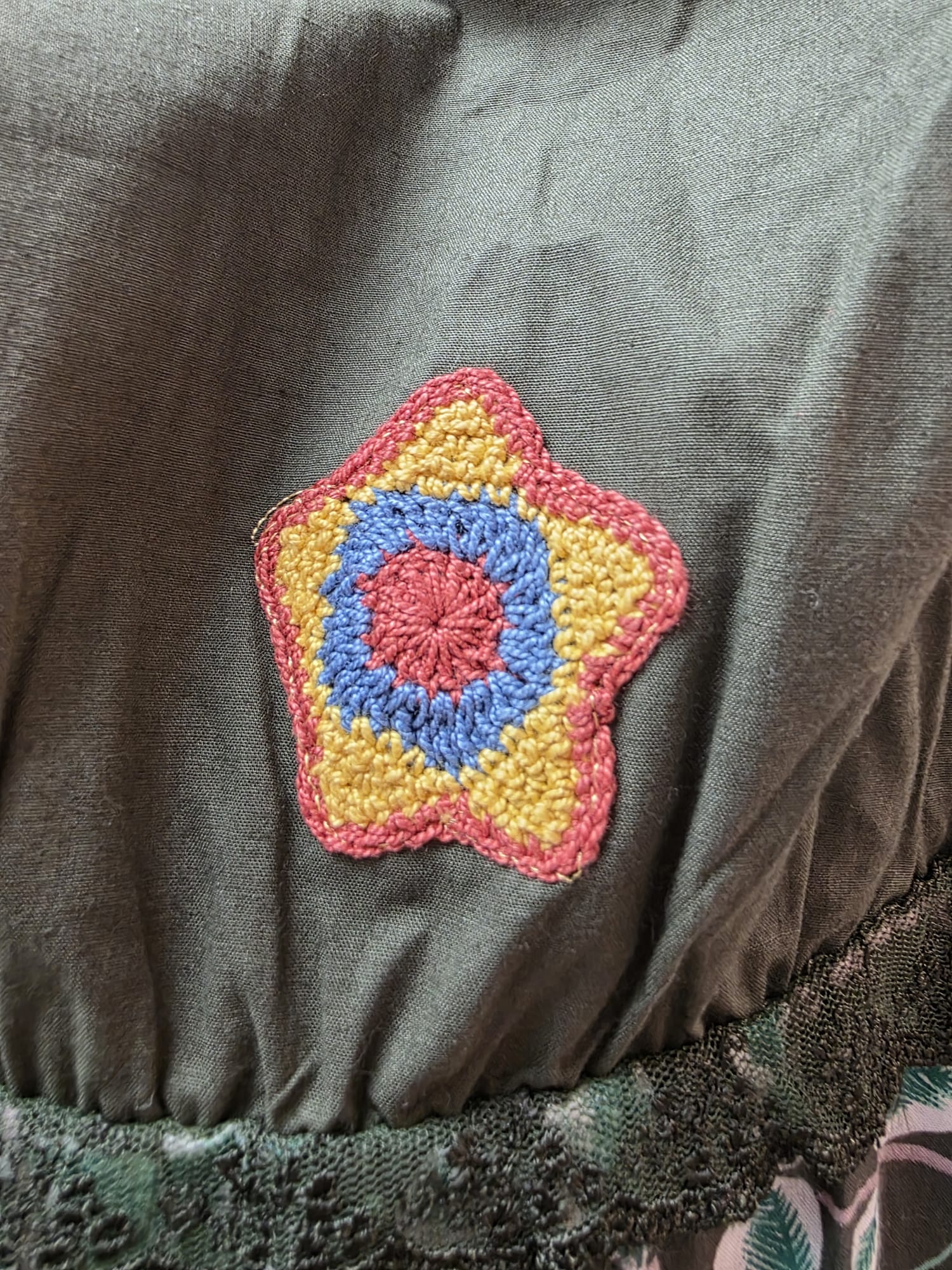 Vestido tirantes con flores crochet