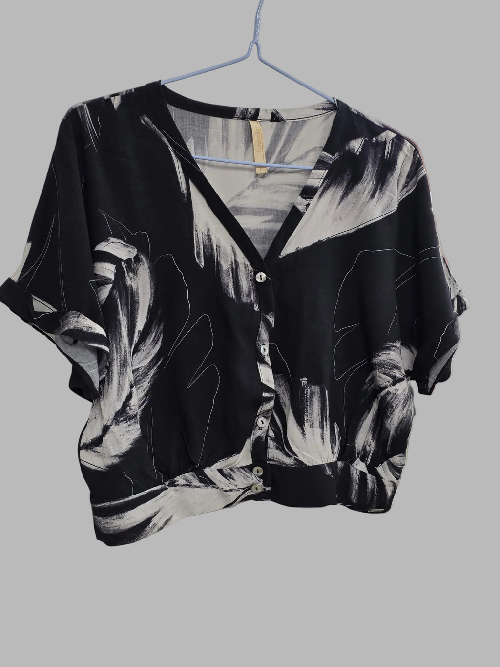 Blusa negra estampada de Lunender