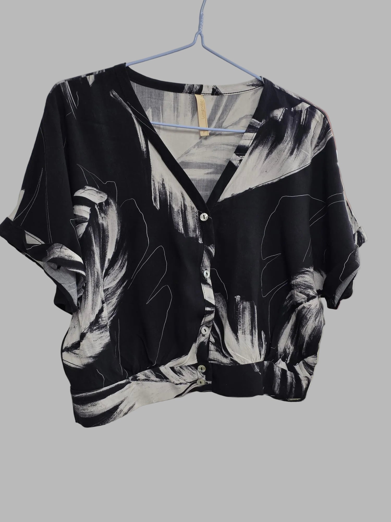 Blusa negra estampada de Lunender