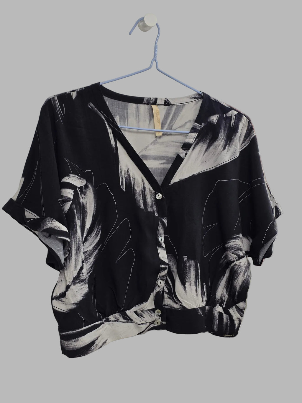 Blusa negra estampada de Lunender