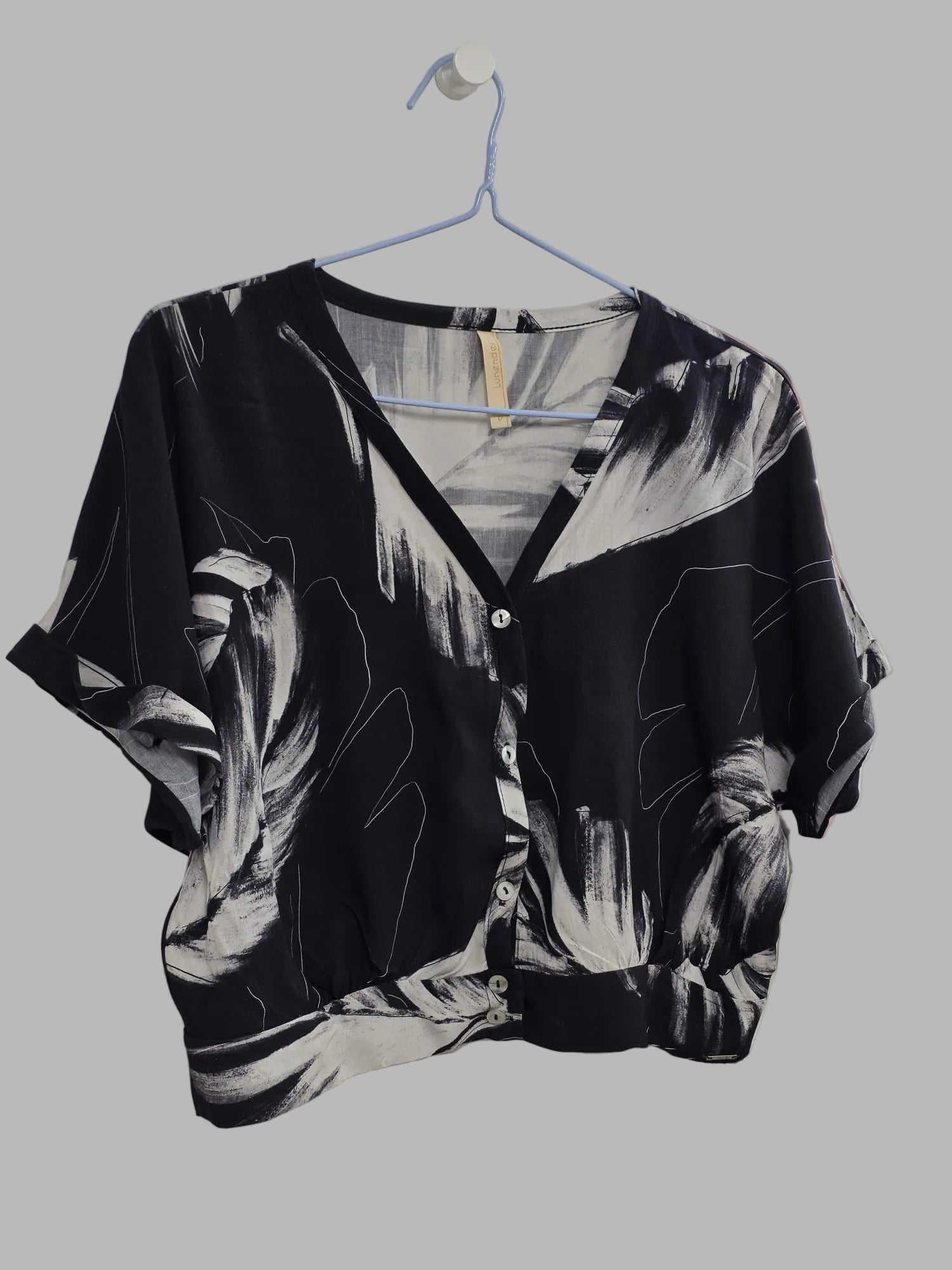Blusa negra estampada de Lunender