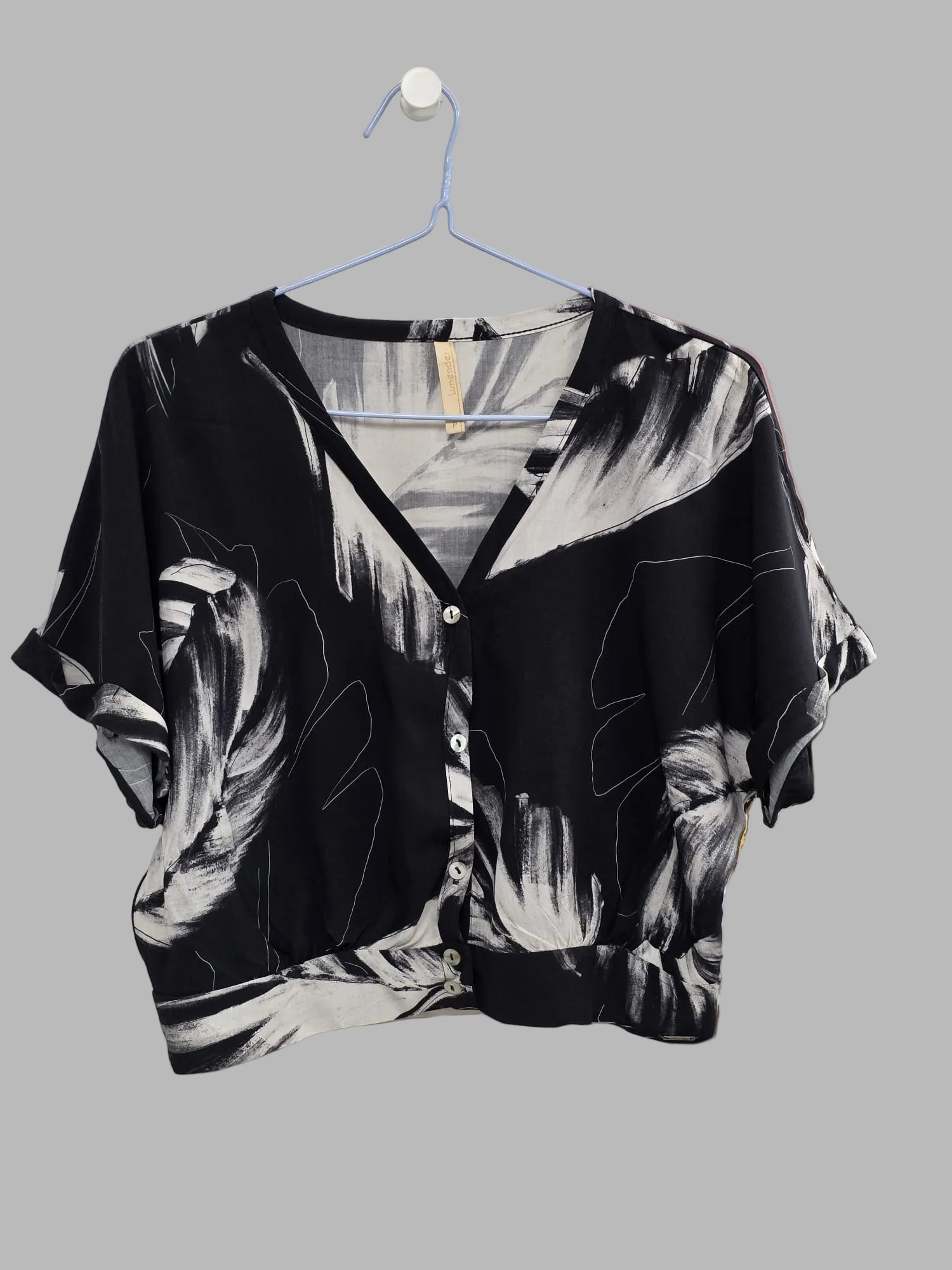 Blusa negra estampada de Lunender