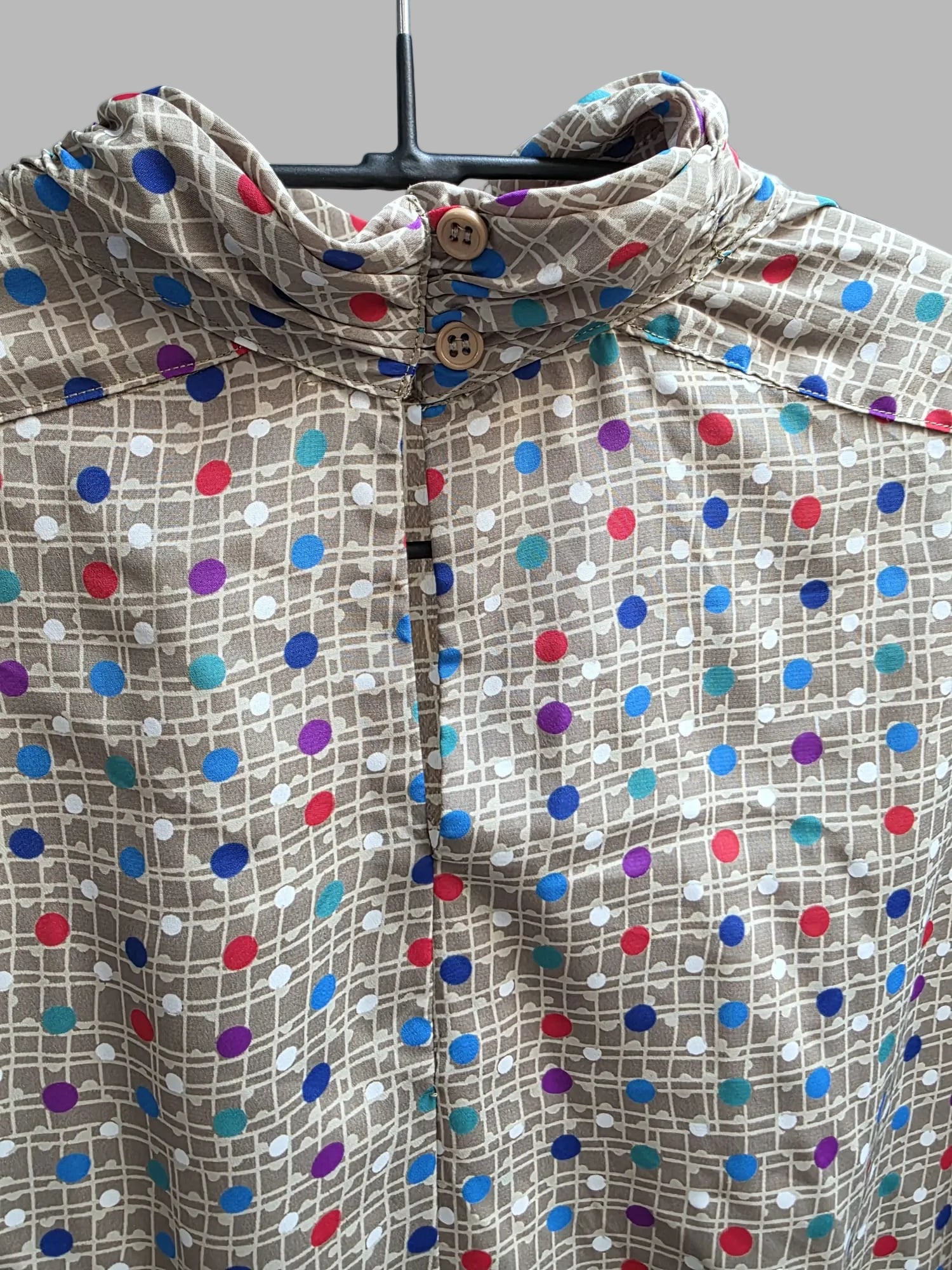 Vintage-Bluse mit Schornsteinkragen