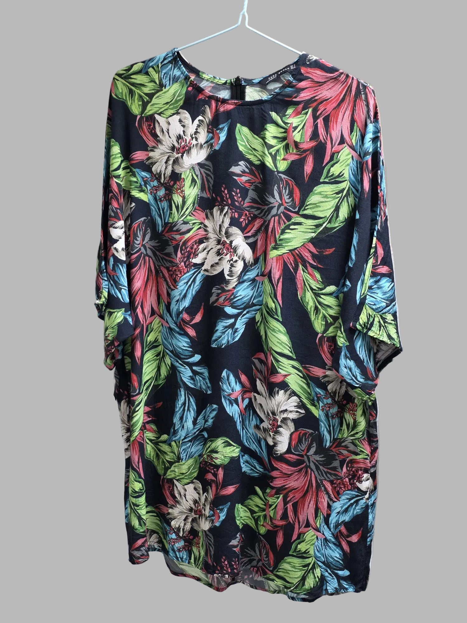 Vestido estampado tropical de Zara