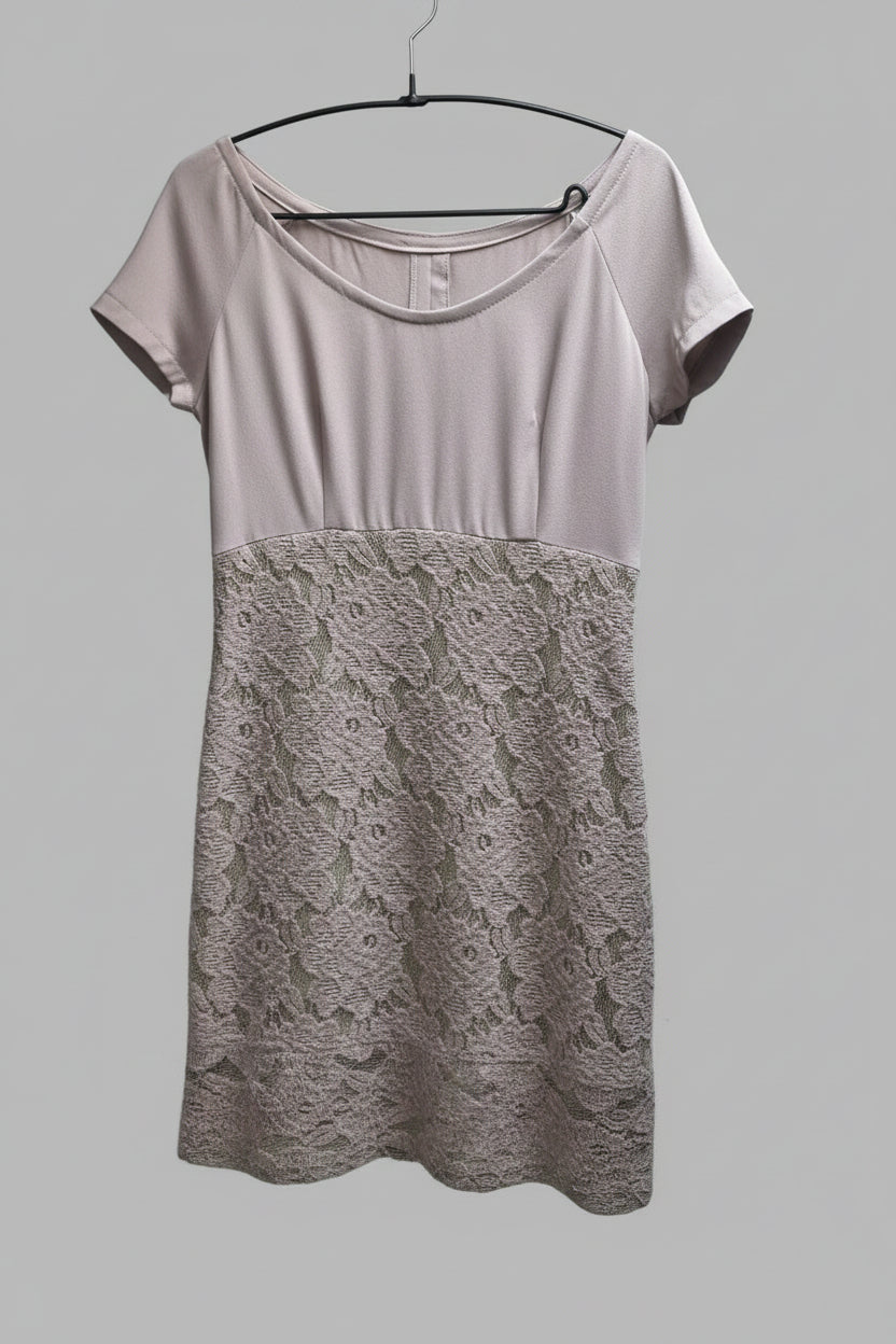 Robe courte rose vieilli
