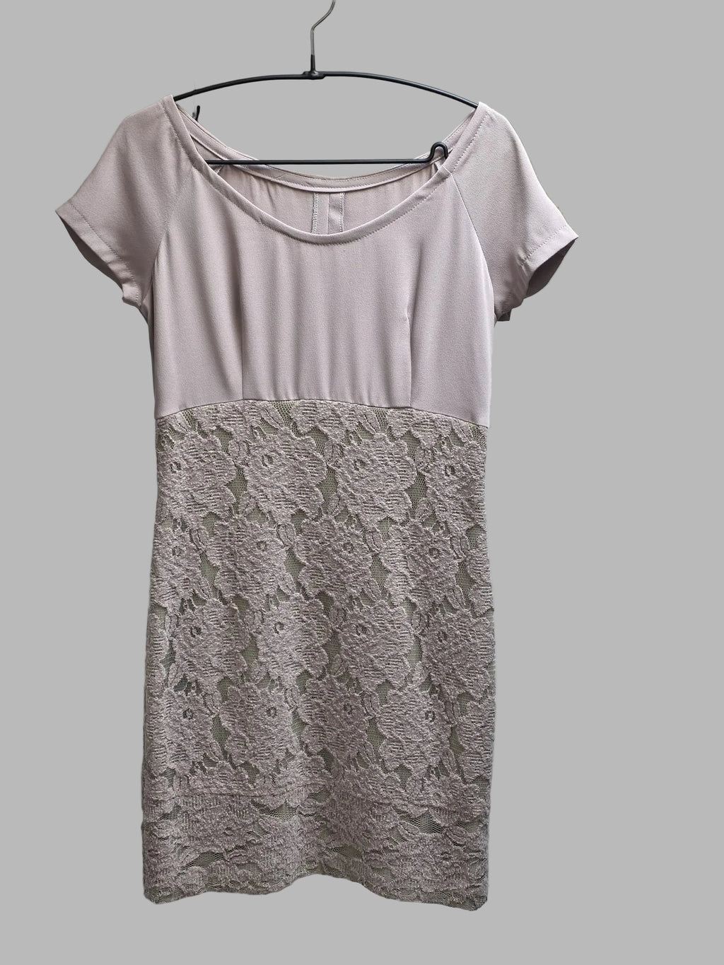 Robe courte rose vieilli
