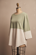 Blusa bicolor blanca y verde de COS, Talla M