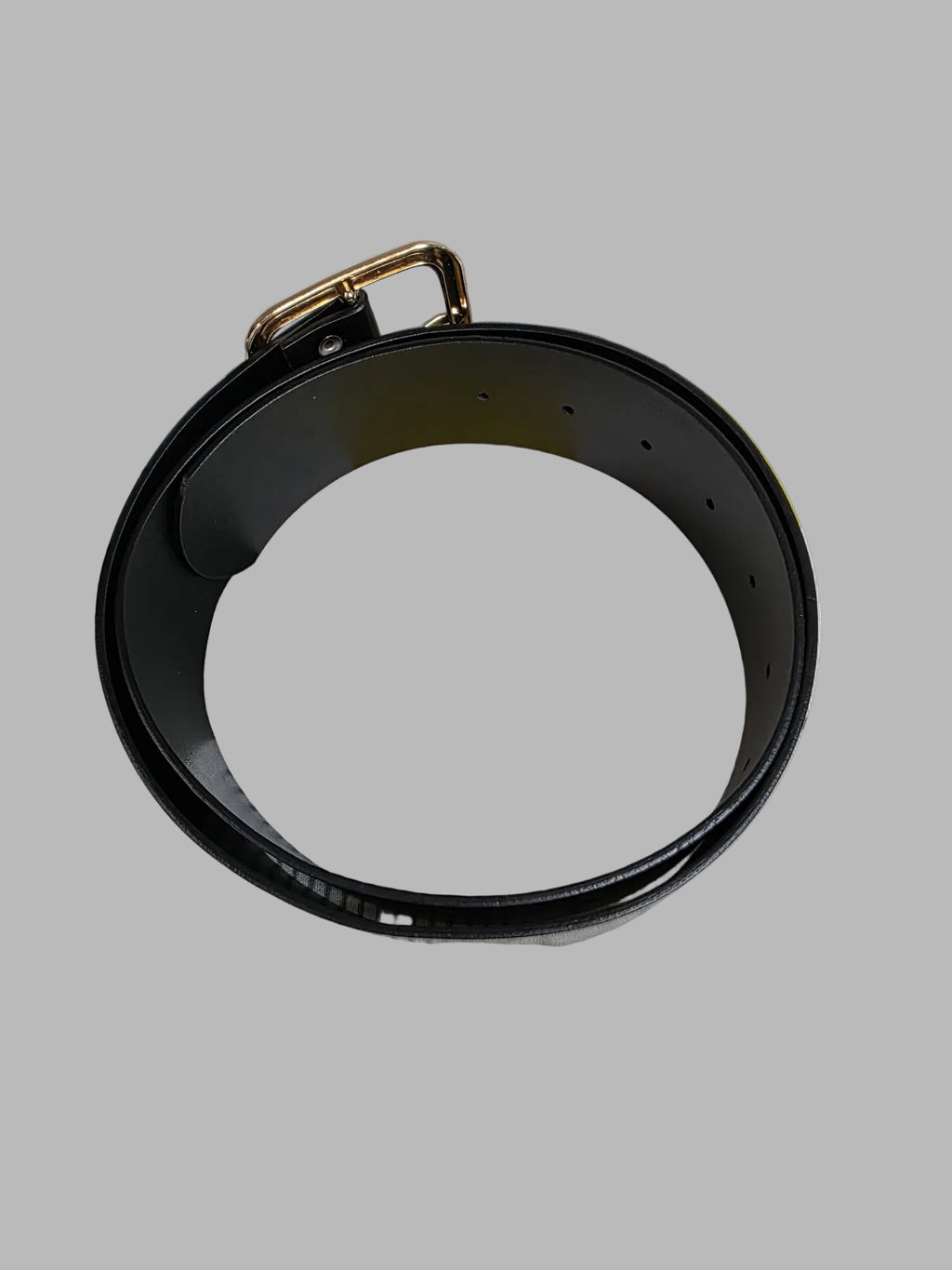Cinturón negro de polipiel