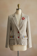 Blazer Amatista – Rayas Vintage con Detalle Artesanal