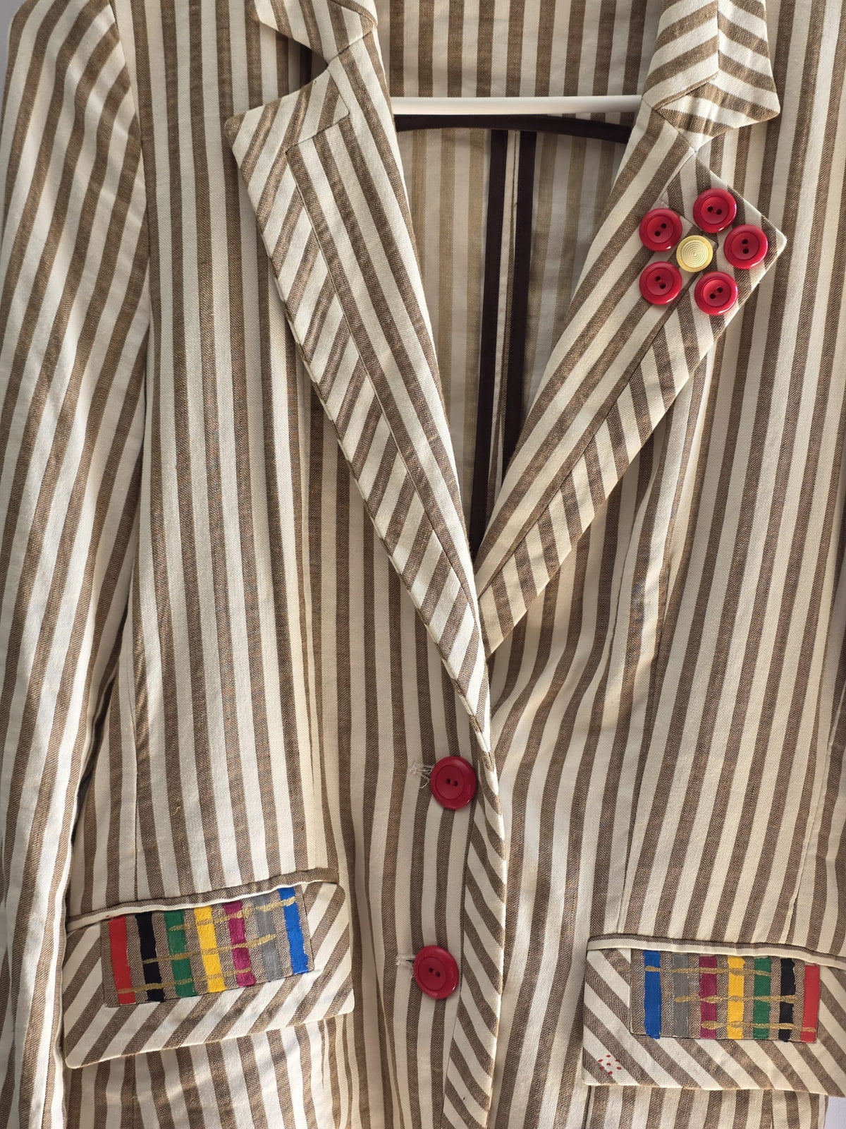Blazer Amatista – Rayas Vintage con Detalle Artesanal