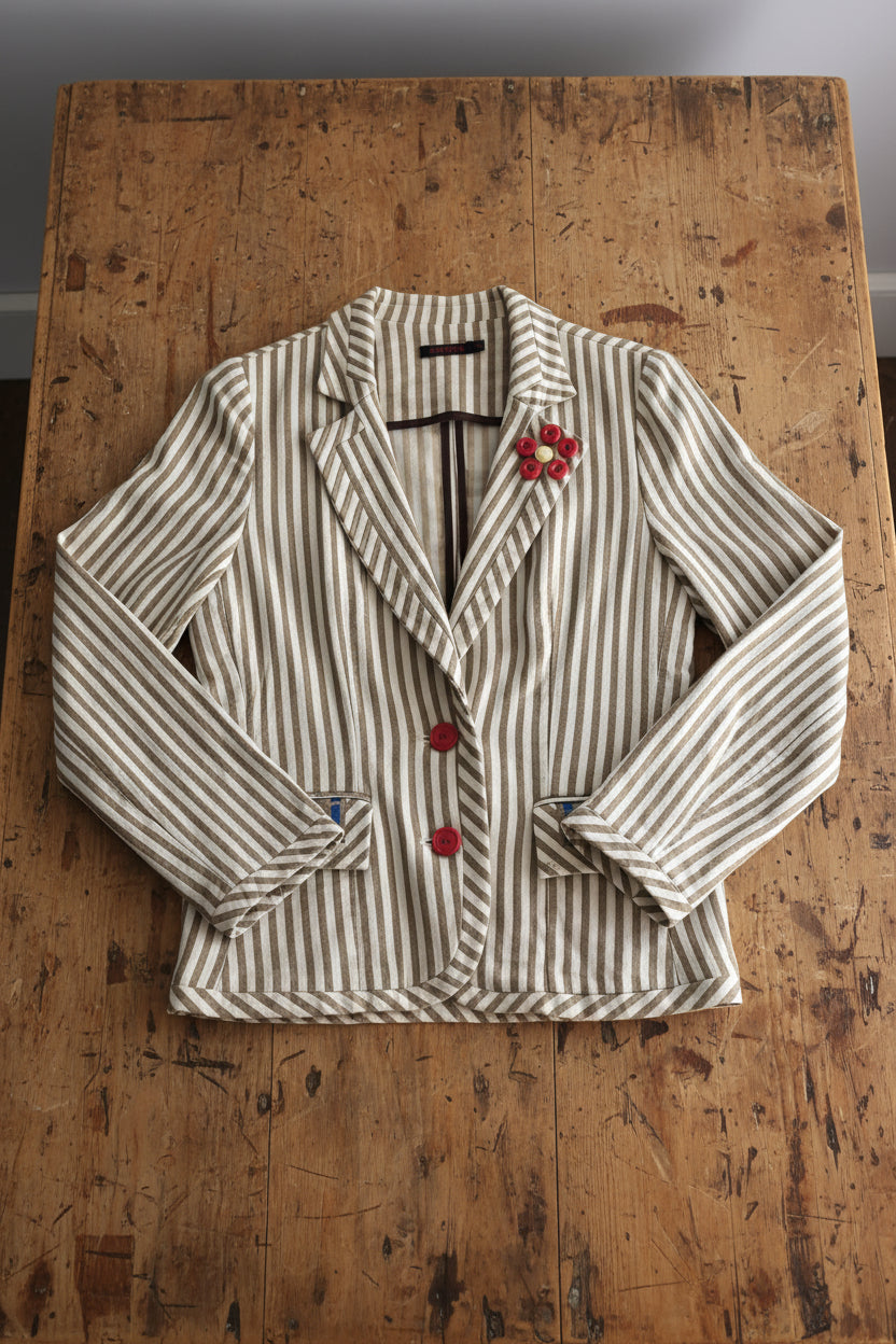 Blazer Amatista – Rayas Vintage con Detalle Artesanal