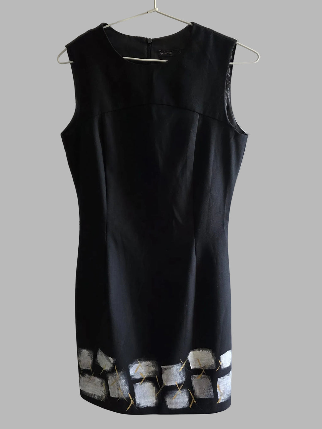 Vestido negro corto pintado a mano «Geometría Viva» — cenefa blanca y oro | Pieza única