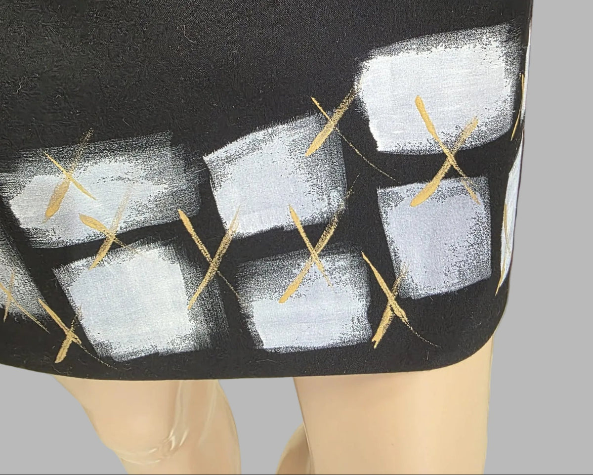 Vestido negro corto pintado a mano «Geometría Viva» — cenefa blanca y oro | Pieza única