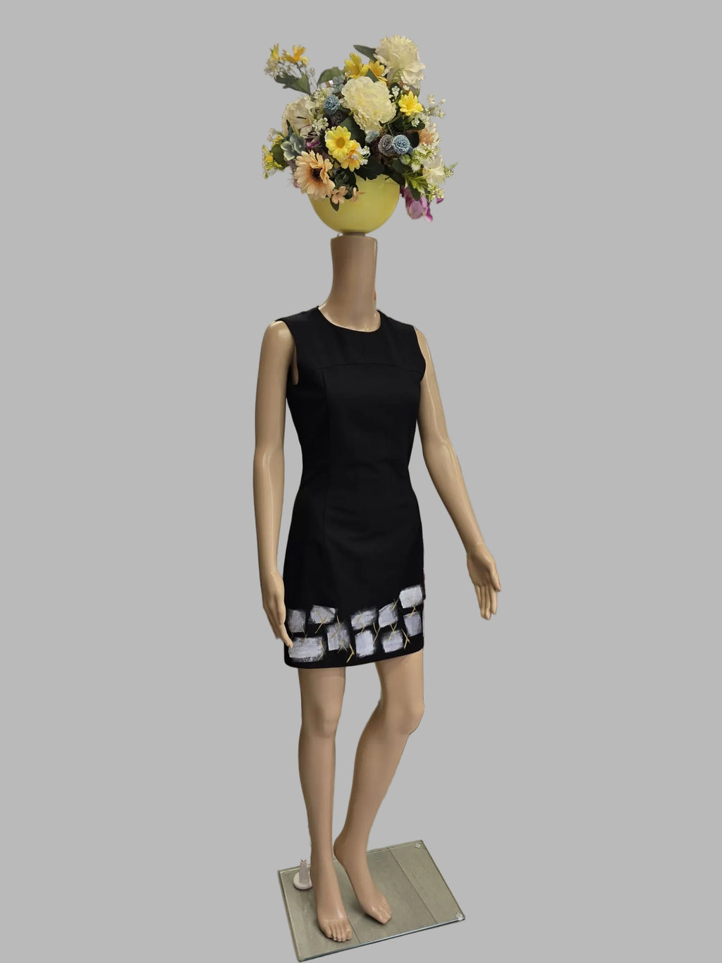Vestido negro corto pintado a mano «Geometría Viva» — cenefa blanca y oro | Pieza única