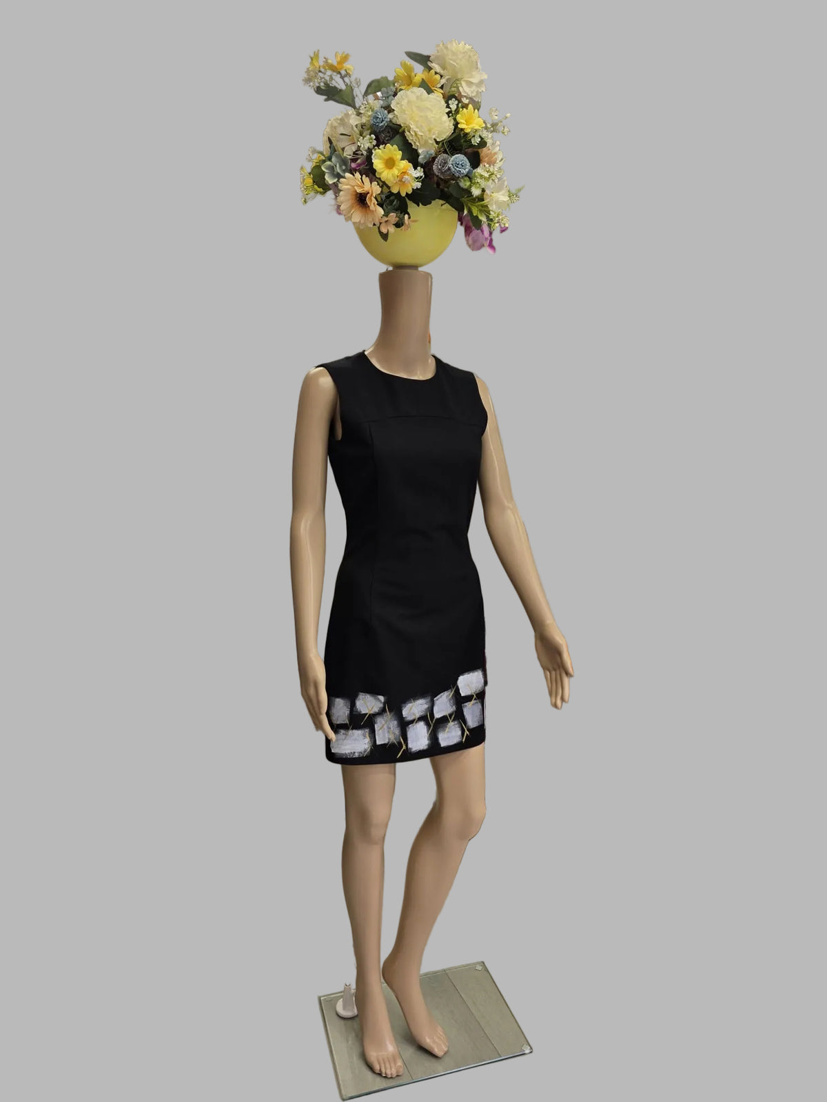 Vestido negro corto pintado a mano «Geometría Viva» — cenefa blanca y oro | Pieza única