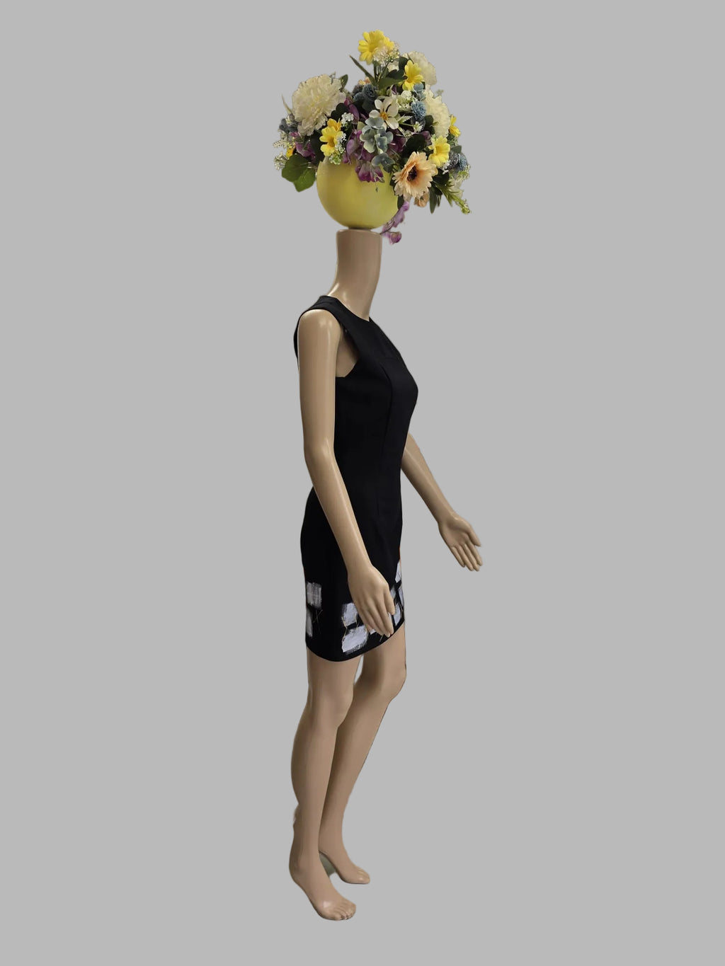 Vestido negro corto pintado a mano «Geometría Viva» — cenefa blanca y oro | Pieza única