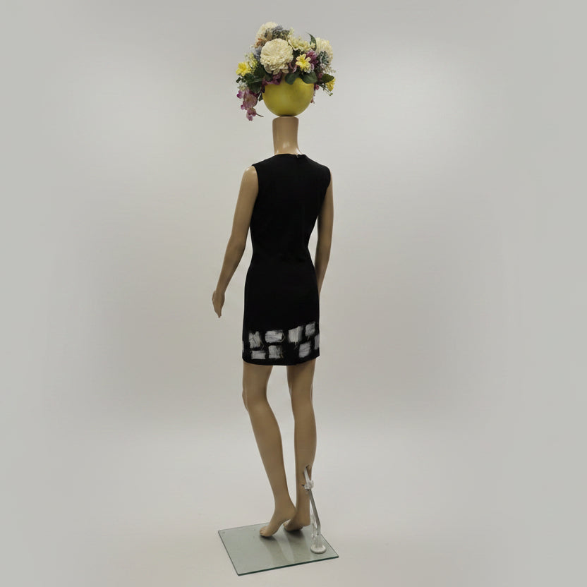 Vestido negro corto pintado a mano «Geometría Viva» — cenefa blanca y oro | Pieza única