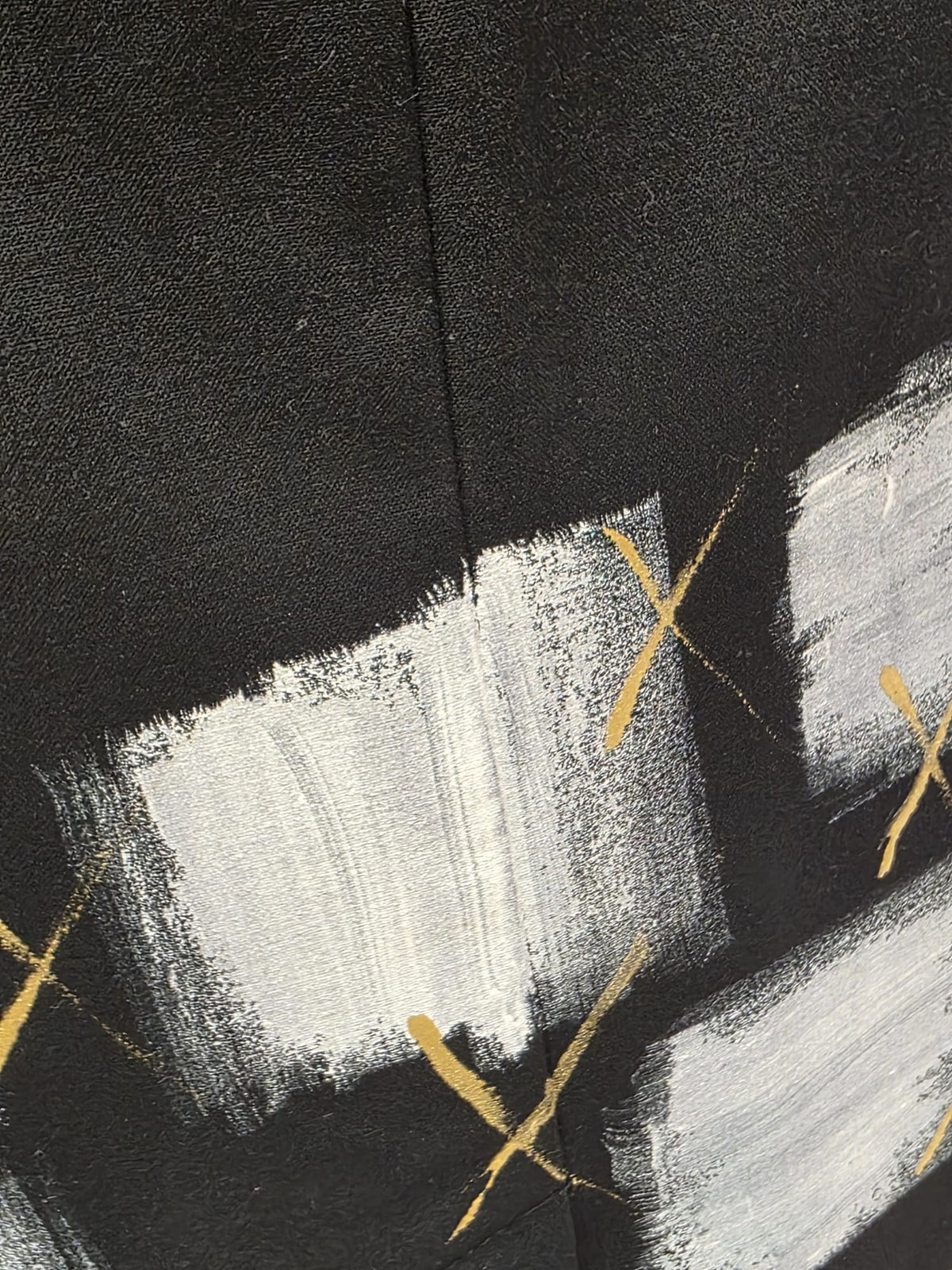 Vestido negro corto pintado a mano «Geometría Viva» — cenefa blanca y oro | Pieza única