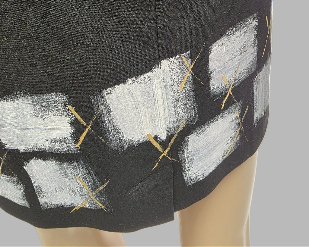 Vestido negro corto pintado a mano «Geometría Viva» — cenefa blanca y oro | Pieza única