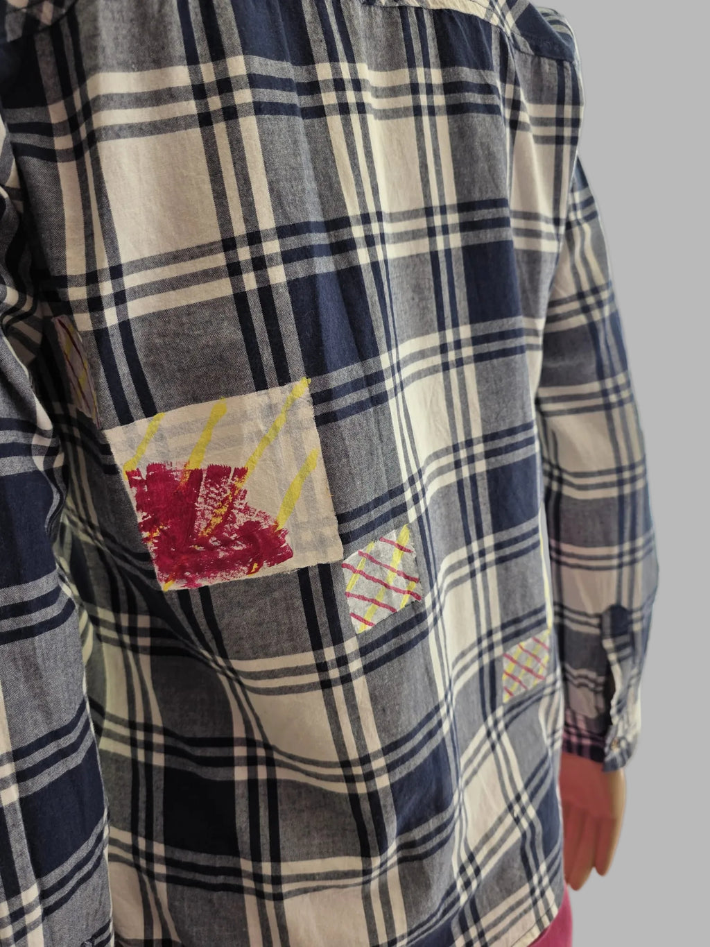 Handbemaltes blau-weiß kariertes Primark-Hemd