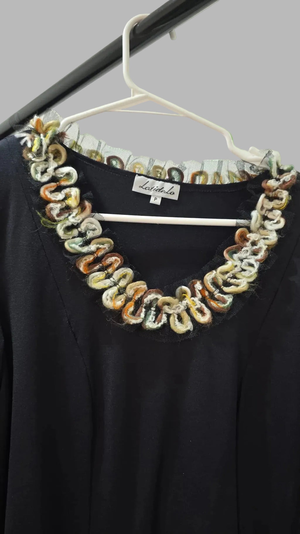 Camiseta negra con el detalle en el cuello, Talla S