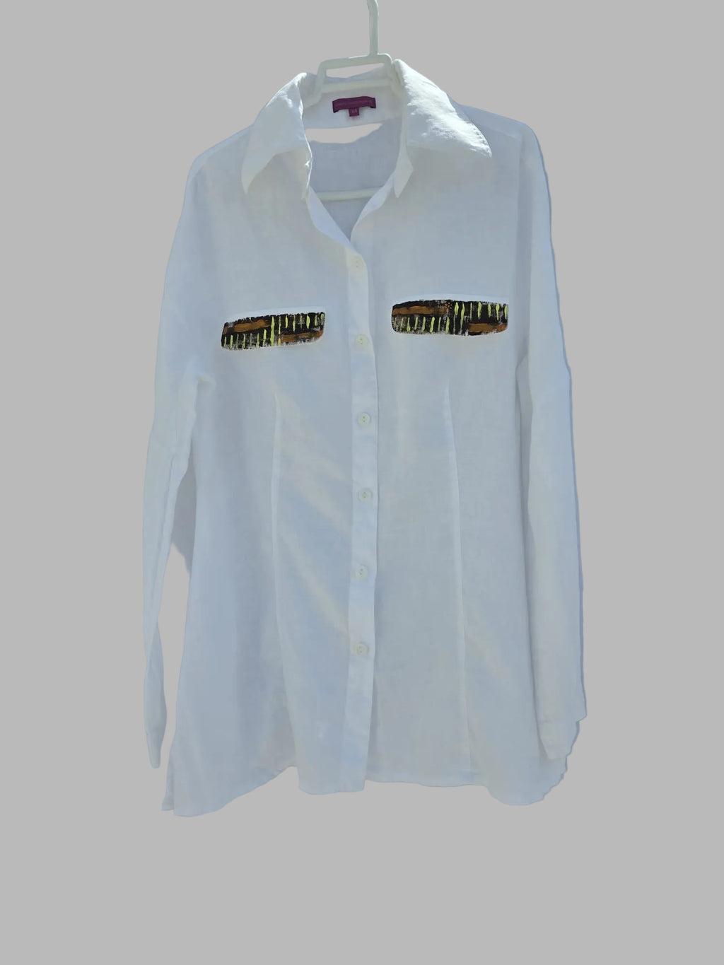 Blusa blanca manga larga con bolsillos de lentejuelas doradas pintada a mano