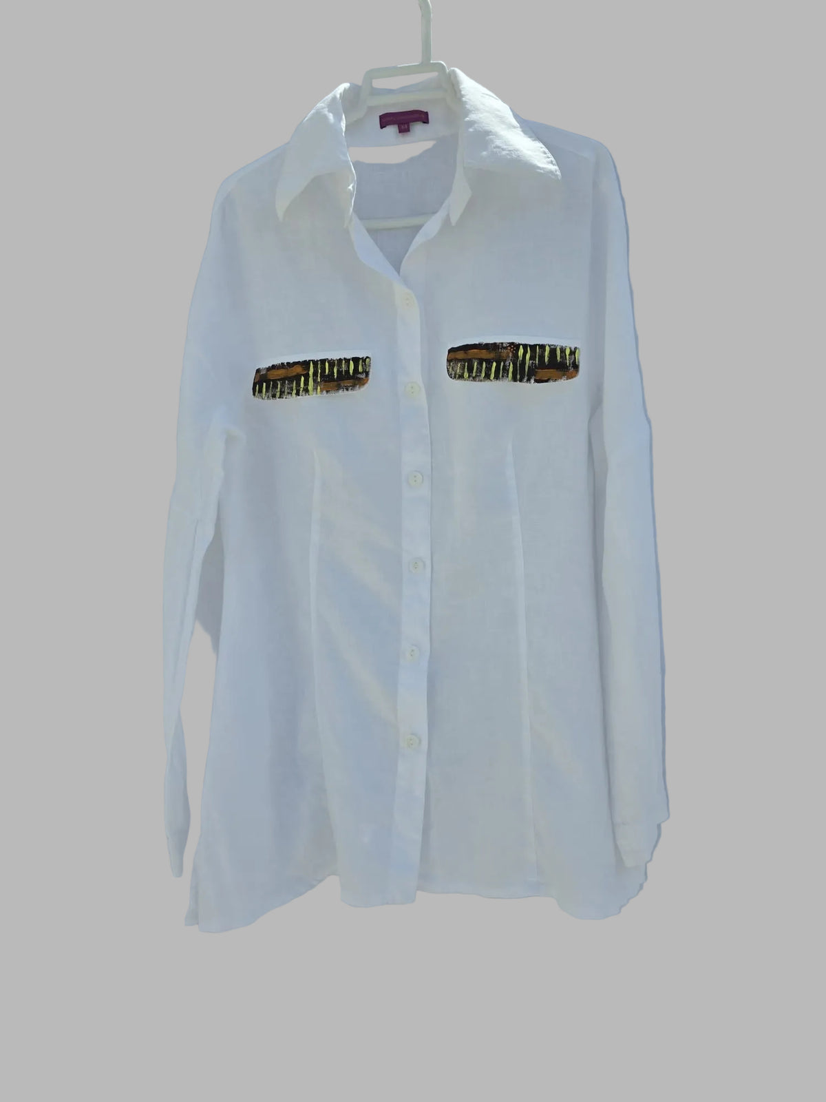 Blusa blanca manga larga con bolsillos de lentejuelas doradas pintada a mano