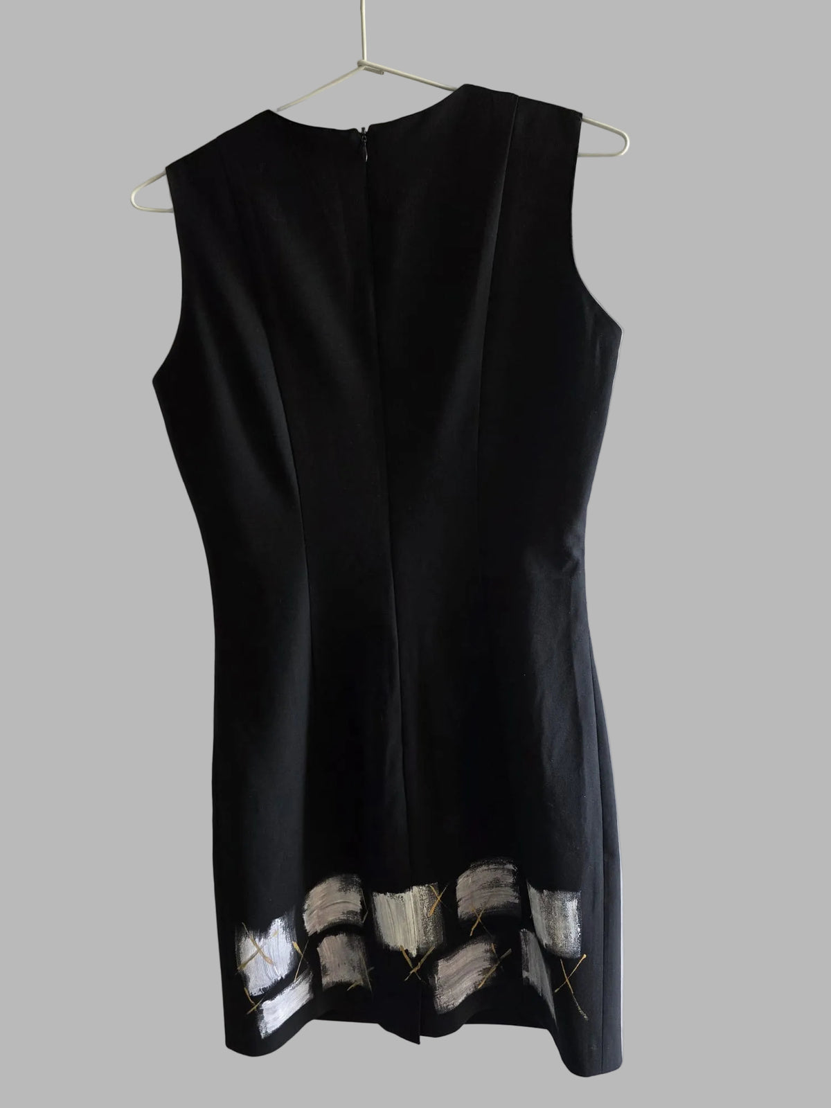 Vestido negro corto pintado a mano en percha, vista completa