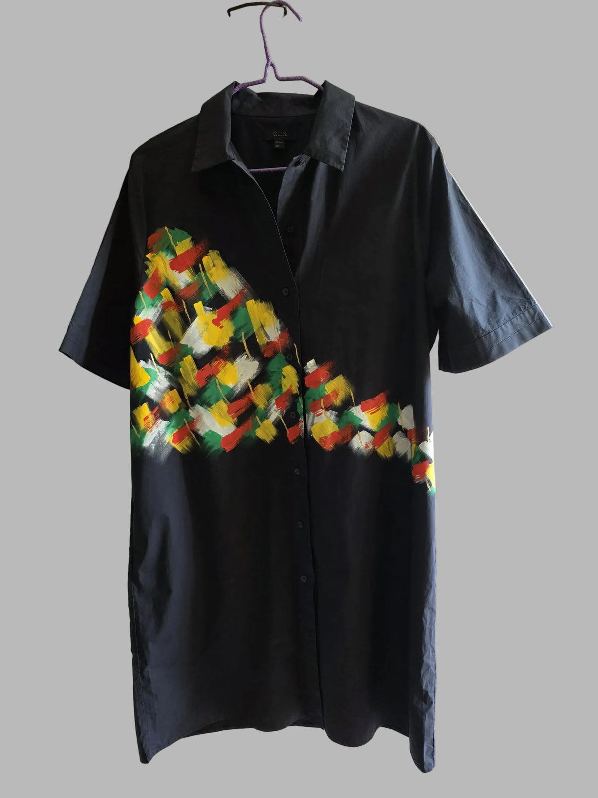 Vestido camisero negro de COS pintado a mano con pinceladas verdes, rojas, amarillas y blancas