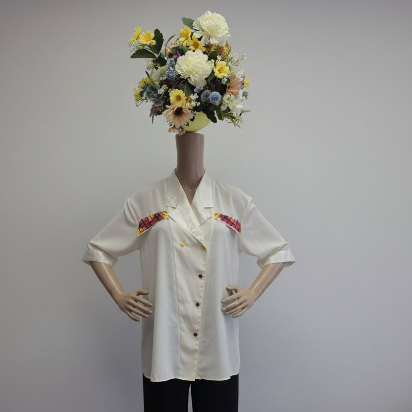 Camisa vintage crema upcycled en maniquí floral, detalle lateral
