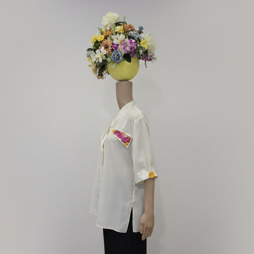 Camisa vintage crema upcycled en maniquí floral, vista lateral
