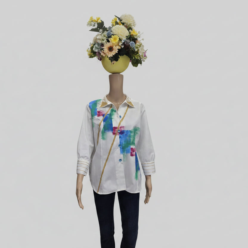 Blazer blanco artesanal pintado a mano sobre maniquí floral, vista frontal