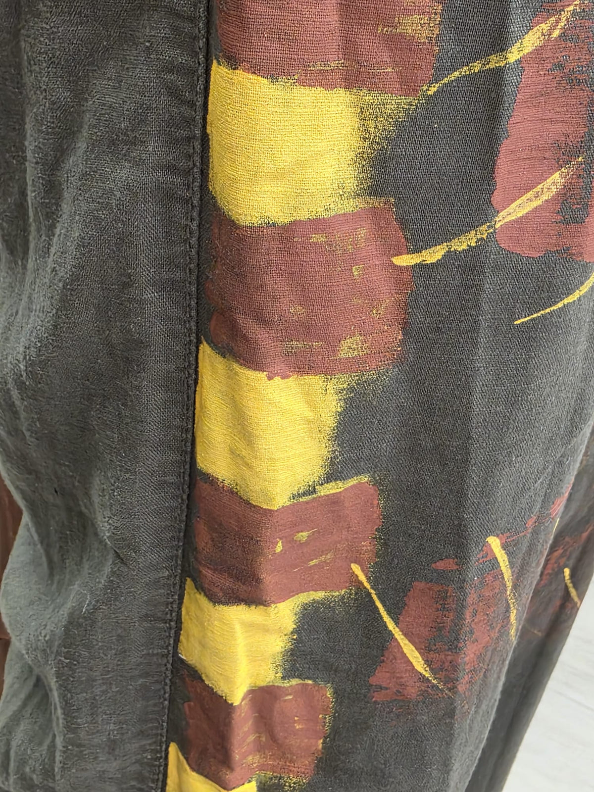 Detalle de Geometría Viva en pantalón kaki pintado a mano