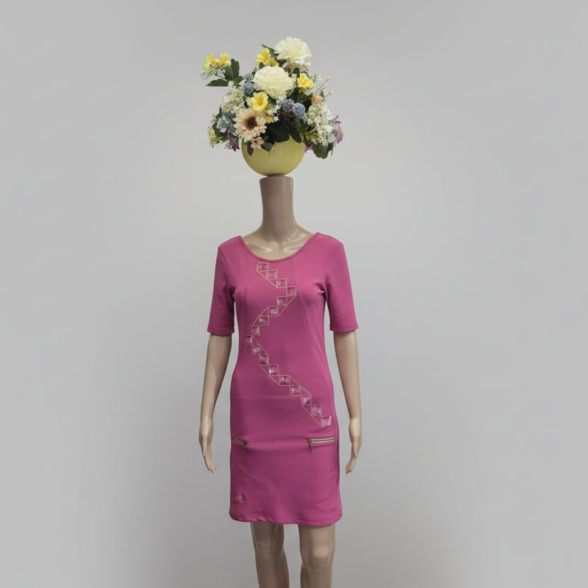 Vestido rosa Dina & Dess intervenido, vista frontal en tienda