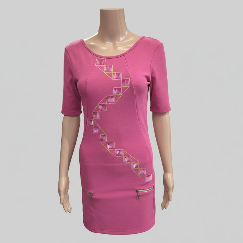 Vestido rosa upcycling Dina & Dess, vista trasera con cremallera