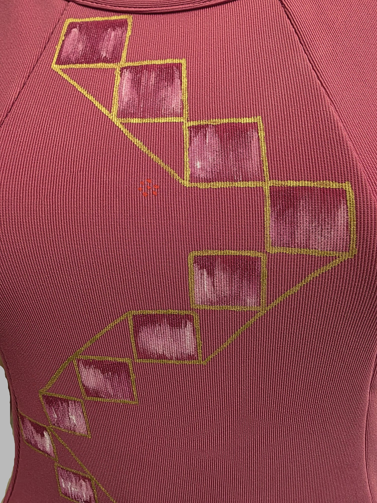 Detalle lateral del vestido rosa elástico pintado a mano