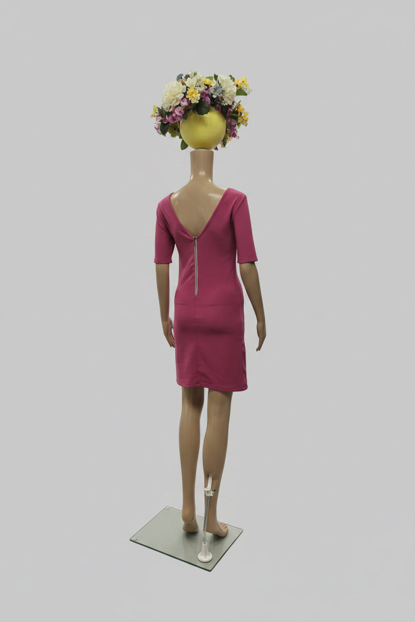 Vestido rosa upcycling sobre maniquí floral, vista frontal