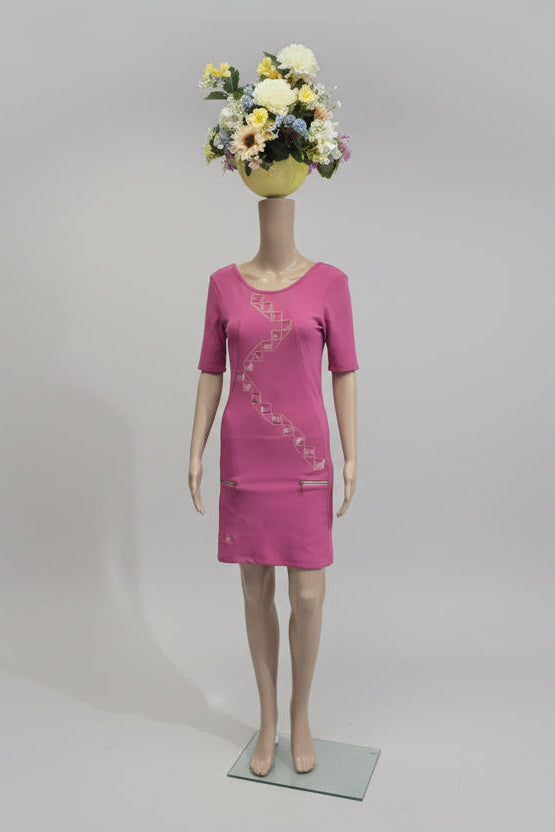 Detalle de pinceladas y líneas geométricas del vestido rosa